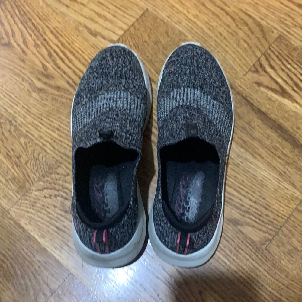 Skechers Sz 8  ULTRA FLEX-GRACIOUS TOUCH SLIP-ON